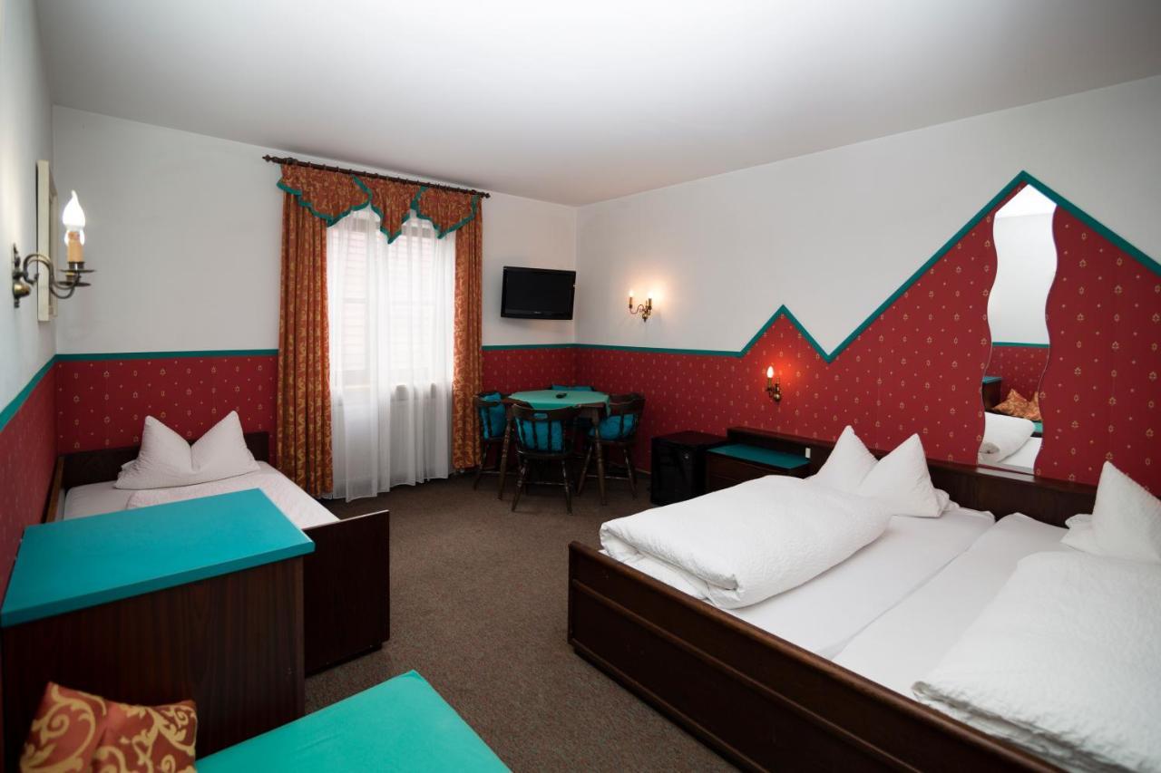 Hotel-Gasthof Zur Post Velburg Exterior photo