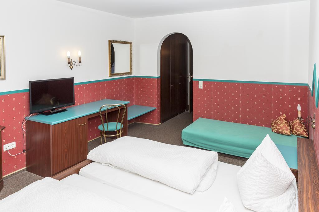 Hotel-Gasthof Zur Post Velburg Exterior photo